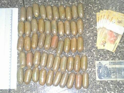 Droga foi expelida após suspeito tomar laxante. (Foto: Reprodução)