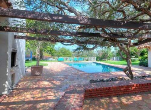 Mansão dispõe de cinco quartos (Foto: Reprodução) 