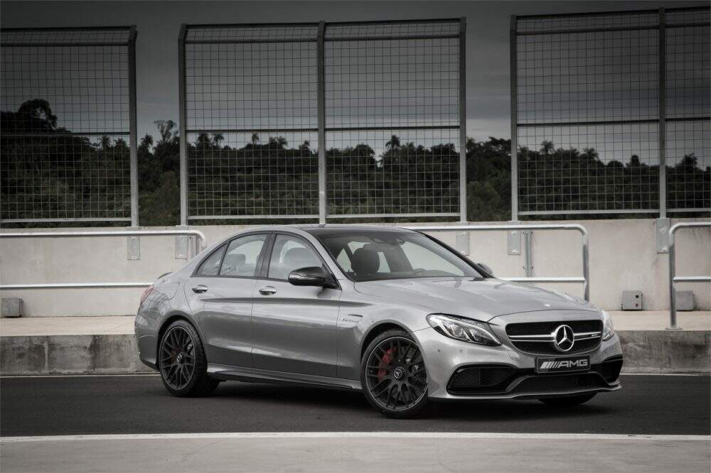 O Mercedes-AMG C 63 S demonstra a influência das vitórias da marca de alto desempenho nas pistas de corrida.