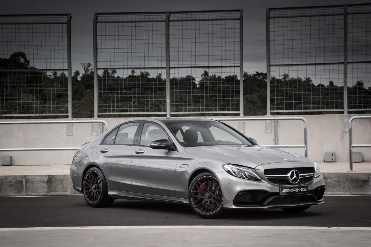 O Mercedes-AMG C 63 S demonstra a influência das vitórias da marca de alto desempenho nas pistas de corrida.