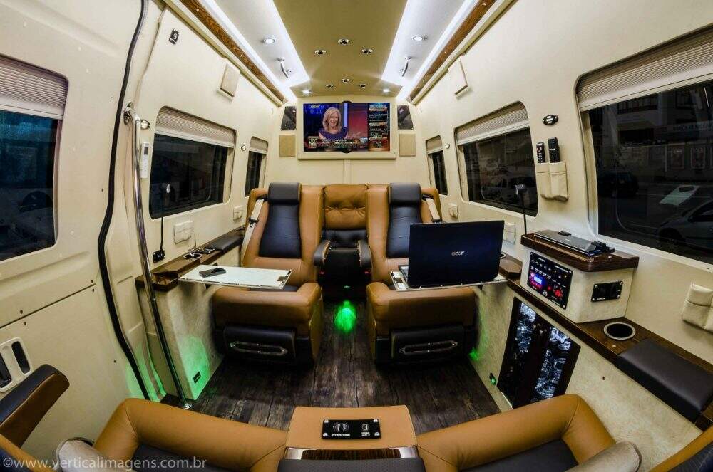 A Jetvan é uma Mercedes-Benz Sprinter transformada para oferecer conforto e segurança. Foto: Divulgação