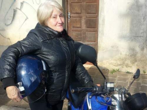 Nos finais de semana que a costureira se diverte mais com a sua moto. (Foto: Reprodução)