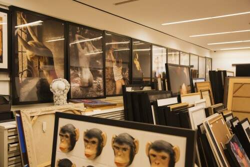 Obras de arte estão guardadas em um cômodo com ar-condicionado ligado. crédito:  Lalo de Almeida/Folhapress