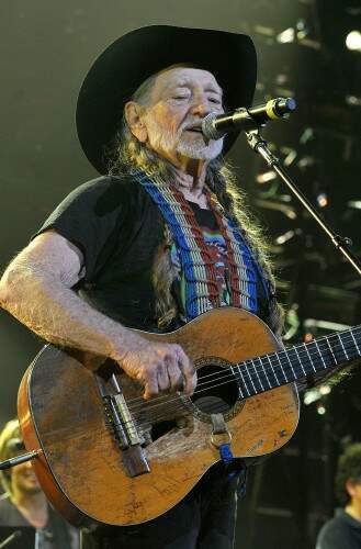 Revelação foi feita na biografia de cantor country americano Willie Nelson. 