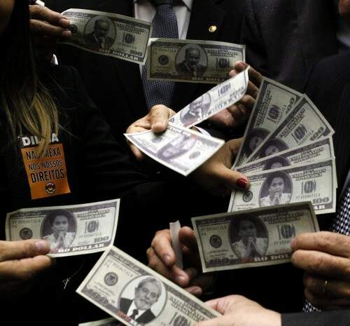 Parlamentares com notas com imagens da presidenta Dilma Rousseff, do ex-presidente Luiz Inácio Lula da Silva e do tesoureiro do PT, João Vaccari Neto. Foto: Givaldo Barbosa/AG