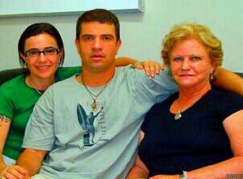 Rodrigo entre a mãe Clarisse e a prima Angelita.