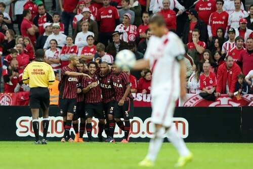 Jogadores do Furacão tiveram toda facilidade do mundo para derrotar o time improvisado do Inter. (Foto: Heuler Andrey/AE)