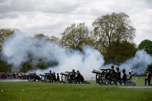 Regimento real da artilharia a cavalo começou a disparar 62 salvas de canhão na Torre de Londres e, simultaneamente, 41 a partir do Hyde Park. Crédito: Tim Ireland/AP