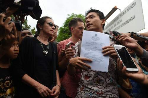 Angelita tenta apresentar laudo, feito por uma psiquiatra de Cilacap, mostrando que o Rodrigo tinha esquizofrenia. Foto: Romeo Gacad/AFP