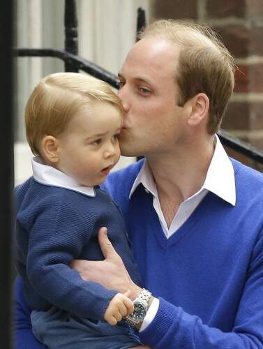 Príncipe William com o primogênito príncipe George no colo em frente ao hospital St. Mary, em Londres. Crédito: Matt Dunham/AP