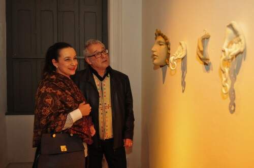 Laura Schirmer e o tio, Gerson Schirmer, visitaram a mostra na abertura. (Foto:  Lívia Stumpf/Especial)