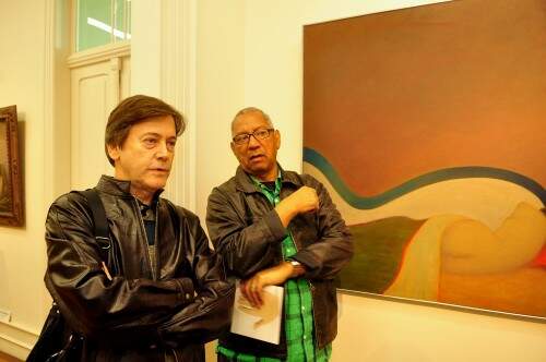 Rui Gonçalves e Renato Rosa companharam o bate-papo a respeito das cerâmicas na noite do vernissage. Foto: (Lívia Stumpf/Especial)