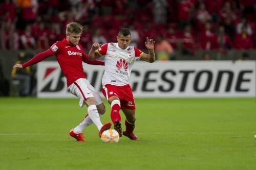 Sasha sentiu lesão no começo da partida. (Foto: Guilherme Testa/Folhapress)