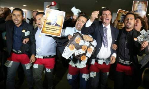 Cartazes são os mesmos que os exibidos por manifestantes no plenário da Câmara dos Deputados, durante a votação do ajuste fiscal. (Foto: Ailton de Freitas/AG)