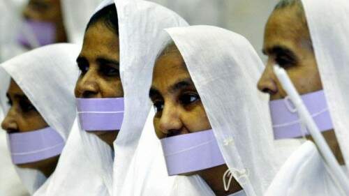 Alguns jainistas cobrem a boca para evitar aspirar moscas e até mesmo micróbios no ar. (Foto: Reprodução)