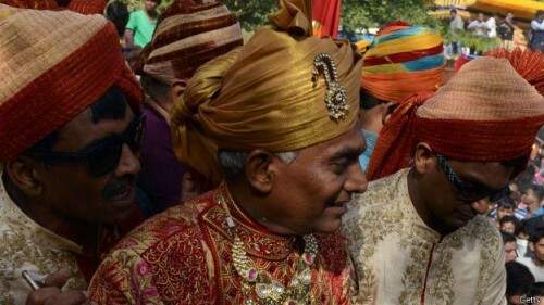 Doshi chegou a sua cerimônia de iniciação vestido luxuosamente; ele passará a andar descalço e vestir uma túnica. (Foto: Reprodução)