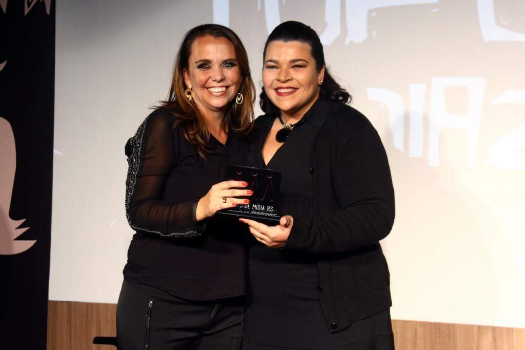 Daniela Sulzbach, da Band Outernet recebe prêmio na categoria Atendimento Veículo na 16ª edição do Top Of Mídia. Foto: Jackson Ciceri 