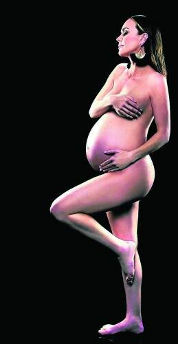 Ancelmo Gois - Flávia Monteiro, de 42 anos, está radiante com a chegada da primeira filha, Sophia. A atriz, que está com 37 semanas de gestação, exibe o ensaio feito pela fotógrafa Vera Donato com exclusividade a QUEM. “Queria dividir minha felicidade com as pessoas. Tenho que aproveitar que engordei só na barriga. Minha gravidez está sendo muito tranquila”, conta Flávia, que passou somente 9 quilos de seu peso normal – agora está com 54 quilos. “Cortei farinha branca, que me dava azia, e segurei doces e carboidrato porque tive uma alteração na glicose”, explica a atriz, casada há seis anos com o empresário Avner Saragossy, de 50. “Ele está babão. Merecíamos um filho para selar o amor. E ser uma menina, melhor impossível. Agora temos um casal, porque considero Pedro meu filho”, afirma ela, sobre seu enteado, de 18 anos. O último trabalho de Flávia na TV foi na minissérie Plano Alto (2014), da TV Record