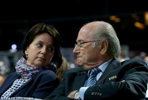 "Sua decisão [pela renúncia] não tem absolutamente nada a ver com as acusações que circulam", disse Corinne Blatter (Foto: Getty Images/Reprodução) 