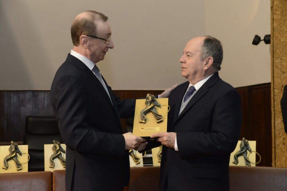 ARI recebe Escultura-Símbolo pelo Tribunal de Contas do RS