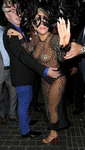 Lady Gaga não se intimidou com o look escolhido para a noite (Foto: Reprodução) 