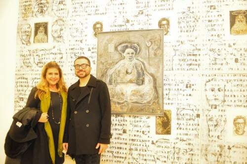 Lena Kurtz e Andre Venzon, curador da mostra Retratos, junto a um dos instigantes quadros expostos.Foto: Livia Stumpf/Especial