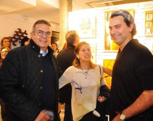 Mario Quintana, Myrian Eppinghaus e Eduardo Liotti durante os drinques que iniciaram a exposição repleta de cenários italianos do fotógrafo. Foto: Livia Stumpf/Especial