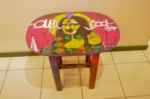 A mesa com uma estilização da Mona Liza foi pintada por Victor Hugo Nievas. Foto: Livia Stumpf/Especial