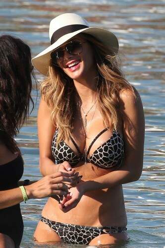 A morena chamou atenção pela boa forma. Ela fez questão de se refrescar no mar da ilha (Foto: Reprodução) 