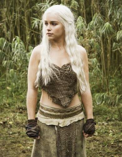 Emilia Clarke com o visual platinado em "Game of Thrones" (Foto: HBO/divulgação)