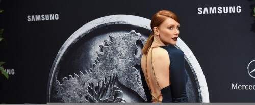 Bryce Dallas exibiu decote ousado (Foto: AFP) 