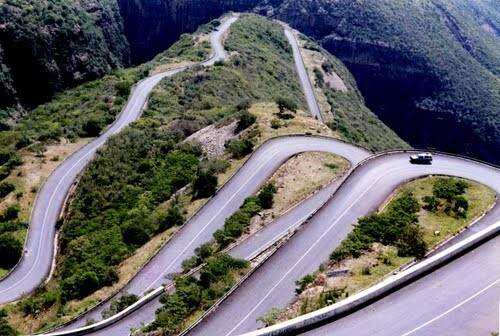 Construída nos anos 1970, a estrada é asfaltada, mas é considerada perigosa. Foto: Reprodução
