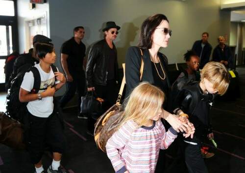 Angelina Jolie e o marido, Brad Pitt, viajam com os filhos. foto: reprodução