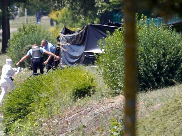 Investigadores e policiais trabalham em uma usina de gás onde pelo menos duas pessoas ficaram feridas após um atentado em Saint-Quentin-Fallavier, na França. Crédito: Reprodução