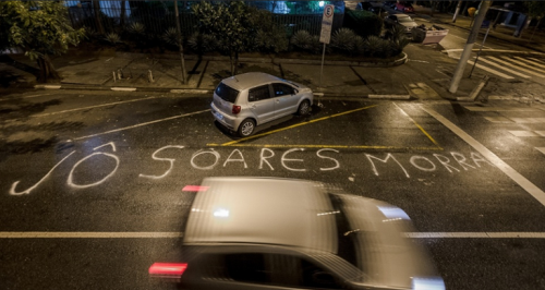 Pichação em frente ao prédio onde Jô Soares mora, em São Paulo. (Foto: Reprodução)