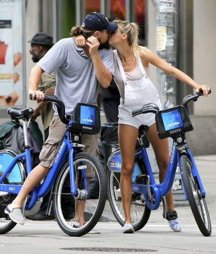 Ator fez passeio de bicicleta com a amada. foto: reprodução