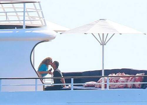 A cantora foi flagrada trocando carícias com o namorado, James Packer (Foto: Reprodução) 
