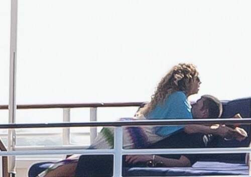 Mariah não se intimidou com os cliques e trocou beijos apaixonados com o novo namorado (Foto: Reprodução) 