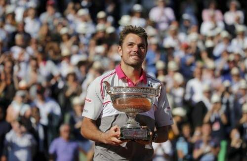 Wawrinka exibe a taça de campeão de Roland Garros. (Foto: Reuters)