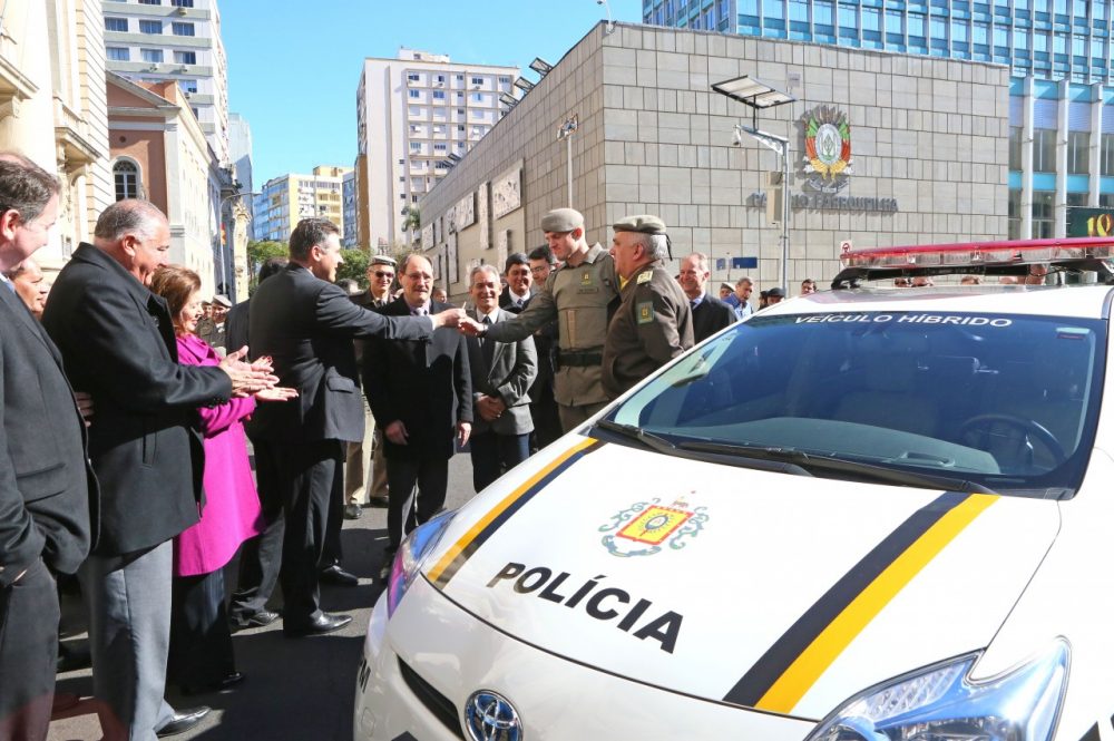 Cerimônia de entrega do Prius contou com a presença do governador José Ivo Sartori. Fonte: Divulgação