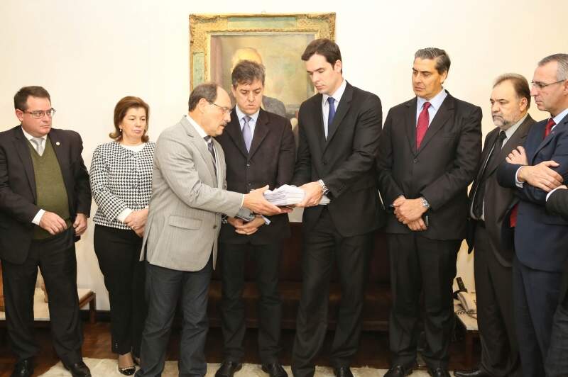 Sartori entrega projetos na AL