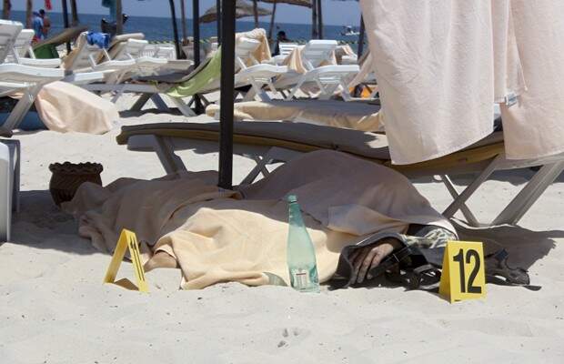 Corpo de turista é coberto após ataquem em praia de Sousse, na Tunísia, nesta sexta-feira (26).  Crédito: Reprodução