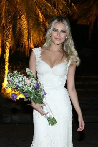 O vestido, feito pelo estilista paulistano Samuel Cirnansck, demorou quatro meses para ficar pronto.  (Foto: Ag. News)