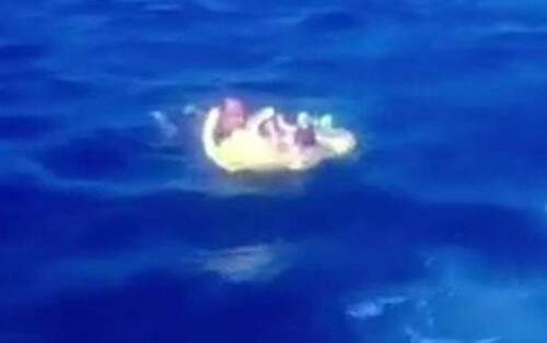 Brinquedo inflável no qual estava a criança se afastou 1 km da praia. (Foto: Reprodução/Twitter/Zaman TV)