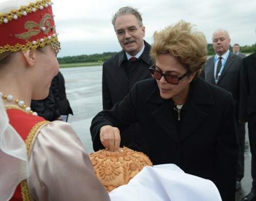 Dilma Rousseff foi recebida com uma cerimônia de boas-vindas no aeroporto local. (Foto: AFP)