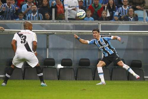 Giuliano perdeu gol feito na primeira etapa mas faz ótima partida (Foto: Lucas Uebel/Grêmio)