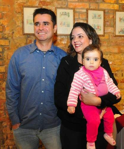 Estilo álbum de famíla: Vivian, Adriano e a filha, Marina Nonnenmacher, estiveram brindando na inauguração. Foto: Livia Stumpf/Especial