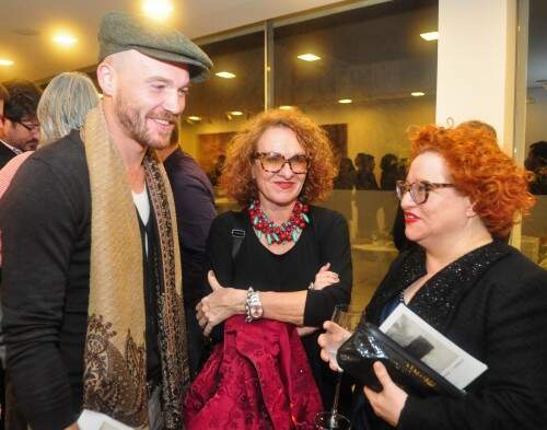 Alessandro Del Pero, cuja mostra no MARGS é outro sucesso da temporada, Marga Pasquali e a psiquiatra Mireia Sulzbach estiveram brindando com Vergara. Foto: Livia Stumpf/Especial