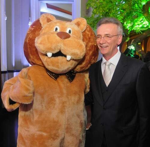 Algemir Bruneto junto ao divertido Leão na acolhida aos convidados. Foto:  Livia Stumpf/Especial