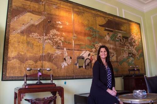 Beth Schimdt, organizadora da venda, que será conduzida por José Luiz Santaiana na tarde deste sábado e no domingo, junto ao grande biombo que reflete a qualidade da arte japonesa. Foto: Jackson Ciceri/ O Sul 